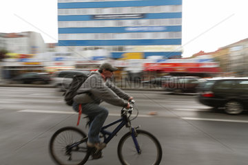 Berlin  Deutschland  Radfahrer auf der Strasse
