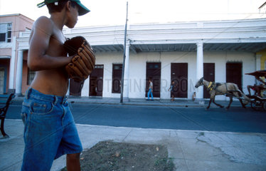 Am Abend spielen Kinder in Kuba auf der Strasse.