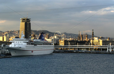 Mittelmeerfaehre im Hafen von Barcelona