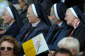 Berlin  Deutschland  Ordensschwestern bei der Papstmesse im Berliner Olympiastadion