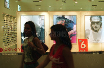 zwei junge Frauen in einem Einkaufszentrum in Ankara