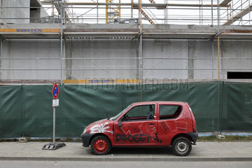 Berlin  Deutschland  Autowrack vor einer Baustelle Am Ostbahnhof in Berlin-Mitte