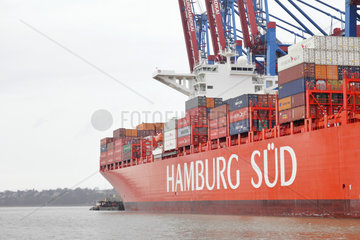 Hamburg  Deutschland  Containerschiff Cap San Augustin und Containerbruecken am Containerterminal Eurogate im Hamburger Hafen