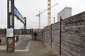 Berlin  Deutschland  U-Bahneingang Hauptbahnhof und Bauzaun in der Invalidenstrasse in Berlin-Moabit