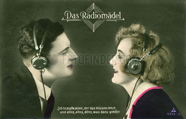 Das Rafiomaedel  Liebespaar hoert gemeinsam Radio  1926