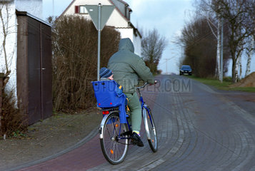 Frau mit Kind auf einem Fahrrad