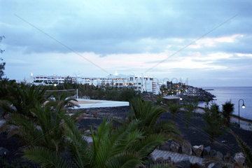 Playa Blanca  Spanien  Hotels an der Atlantikkueste in der Daemmerung
