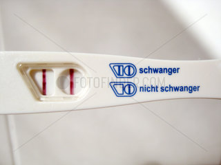 Stuttgart  Deutschland  ein positiver Schwangerschaftstest
