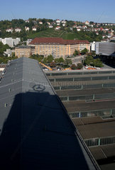 Stuttgart  Deutschland  Bahnhof mit Schatten des Bahnhofsturm mit dem Mercedes-Stern