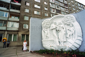 Eine sozialistische Wandskulptur an einem Wohnblock in Kaliningrad  Russland