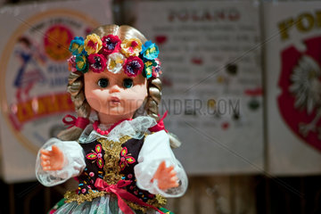 Posen  Polen  eine Puppe in einer polnischen Tracht in einem Souvenirshop