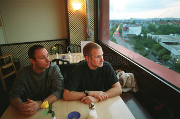 Berlin  junge Maenner sitzen in einem Restaurant