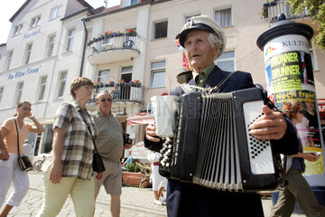Warnemuende  alter Mann spielt Akkordeon