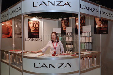 L'anza-Stand d. Firma DAVEXLABS LLC bei Kosmetika- und Frisurenmesse in Poznan