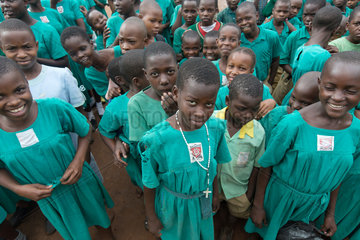 Bombo  Uganda - Schulappell auf dem Schulhof der St. Joseph's Bombo mixed primary school.