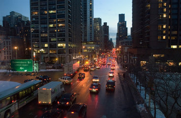 Blick auf die Second Avenue Richtung Downtown im Abendlicht