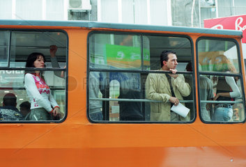 Menschen in einer Strassenbahn in Sofia