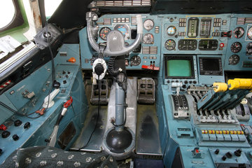 Leipzig  Deutschland  Cockpit einer Antonov An-225 Mrija