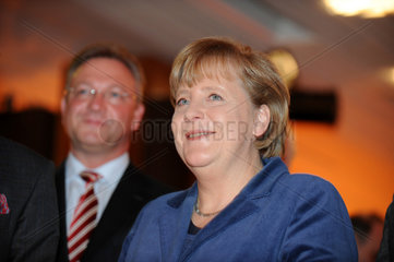 Berlin  Deutschland  Bundeskanzlerin Angela Merkel und Frank Henkel  beide CDU