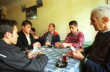 Maenner in einem Cafe beim Kartenspiel (Tuerkei)