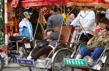Rikscha-Taxis in der verstopften Altstadt von Hanoi