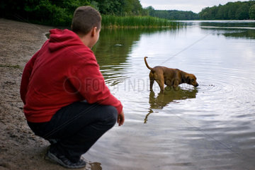 Berlin  Deutschland  Frau mit Hund am Grunewaldsee