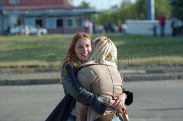 Zwei sich umarmende Freundinnen  Kaliningrad  Russland
