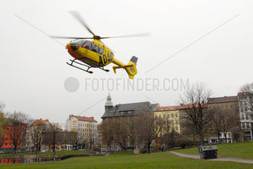 Berlin  Deutschland  ADAC-Hubschrauber im Landeanflug