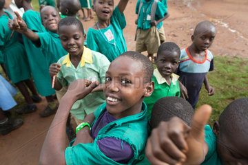 Bombo  Uganda - Grundschueler in Schuluniformen feixen auf dem Schulhof der St. Joseph's Bombo mixed primary school.