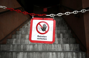 Zuerich  Schweiz  Warnschild -Betreten verboten- vor einer Treppe