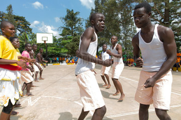 Bombo  Uganda - Schuelerinnen und Schueler des Don Bosco Vocational Training Centre Bombo fuehren einen Tanz auf.