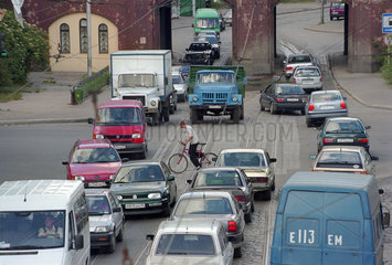 Autoverkehr auf einer Kreuzung  Kaliningrad  Russland