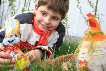 Berlin  Deutschland  ein Junge zu Ostern im Garten
