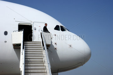 Berlin  Deutschland  Mann schaut von der Gangway des Airbus A380