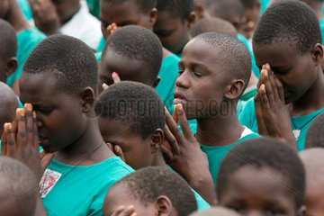 Bombo  Uganda - Betende Schueler beim Schulappell auf dem Schulhof der St. Joseph's Bombo mixed primary school.