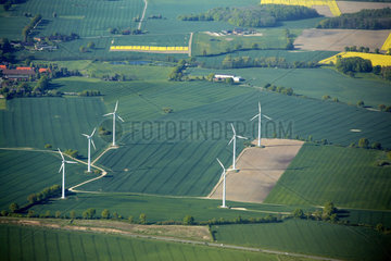 Ploen  Luftbild von Raps und Windkraft