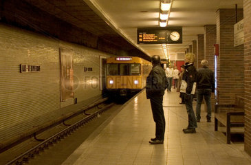 Berlin  Deutschland  eine U-Bahn faehrt in den Bahnhof Alt-Tempelhof ein