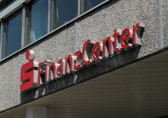 Berlin  Deutschland  Schrifzug Finanz Center an einer Hausfassade