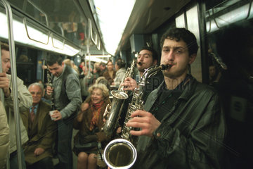 Paris  Frankreich  Musiker in der Pariser Metro