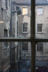 Berlin  altes Fenster mit Blick in einen heruntergekommenen Hinterhof