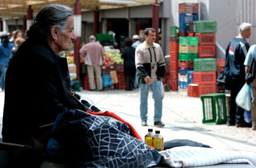 Athen  eine alte Frau verkauft Waren
