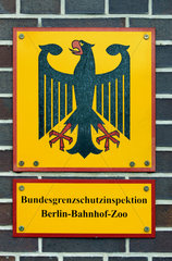Schild der Bundesgrenzschutzinspektion Berlin Bahnhof-Zoo
