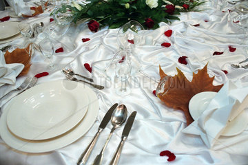 Dekorierter Tisch bei einer Hochzeitsmesse in Posen (Poznan)  Polen