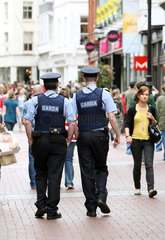 Dublin  Irland  Polizisten beim Kontrollgang