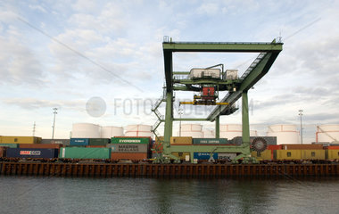Berlin  Deutschland  Containerbruecke im Westhafen