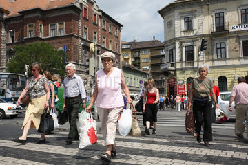 Menschen mit Einkaufstueten in Budapest
