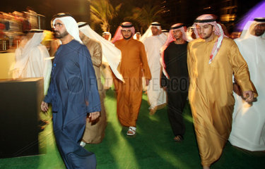 Dubai  Scheich Muhammed bin Raschid Al Maktum (links) und sein Gefolge