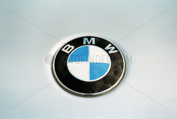 BMW-Logo auf einer Motorhaube