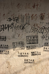 Shanghai  Zahlen und chinesische Schriftzeichen auf Mauer