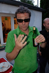 Berlin  Mann mit Bierflasche